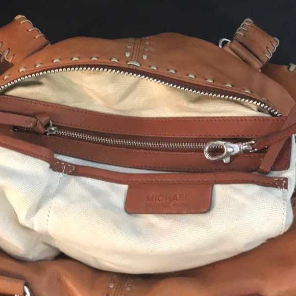 MICHAEL KORS STUNNING 100% LEATHER BOHO BAG WITH TOP STITCHING - Picture 8 of 12